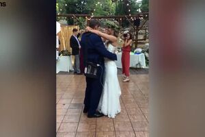 Bride dances with terminally ill father at wedding _ SWNS TV.mp4
