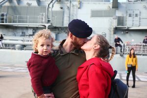 Familiares receberam marinheiros à chegada da fragata Corte-Real ao Alfeite