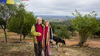 O casal que passou pela comunidade de Osho analisa as polémicas da série 