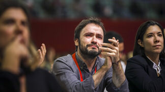 A pedra, a luva, a t-shirt e a escala. Os novos símbolos da luta