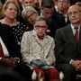 Juíza Ginsburg do Supremo Tribunal dos EUA cai no escritório 