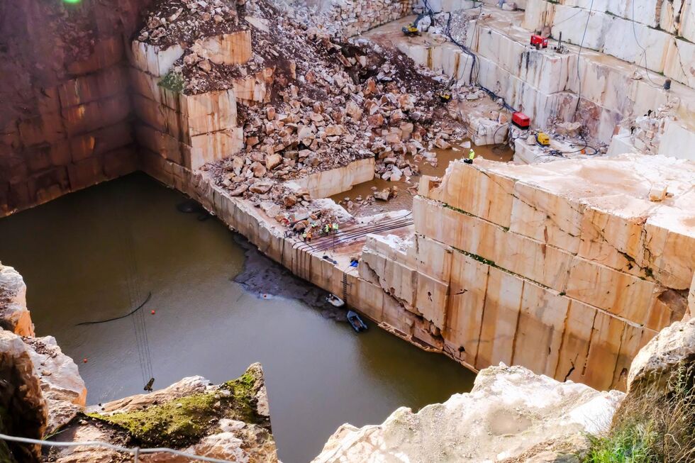 Drenagem da pedreira de Borba onde terão morrido cinco pessoas
