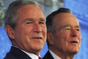 George W. Bush diz que pai era um homem de grande carácter