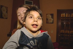 Menino de oito anos espera há mais de meio ano por cirurgia