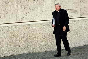 Media australianos multados por violarem ordem de silêncio no caso do cardeal George Pell