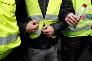 Bloquear acessos, vandalizar nas estradas. As estratégias dos coletes amarelos