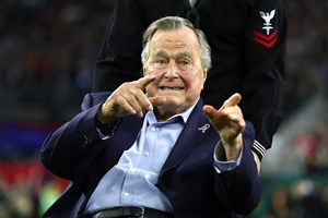 George H.W. Bush trocou cartas com criança filipina sem esta saber quem ele era