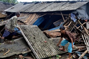 Tsunami na Indonésia provoca 437 mortos e 16 desaparecidos