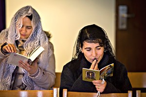 A missa em latim com padres de costas e mulheres de véu regressou