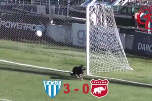 Kalede sürpriz var Yılın kurtarışı! Kaynak TwitterTroll Football Media.mp4