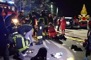 Seis mortos e dezenas de feridos durante um concerto numa discoteca italiana