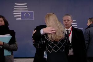 BREXIT - Jean-Claude Juncker is seen ruffling a womans hair at EU summit.mp4