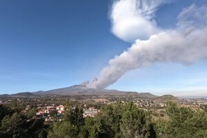 Vulcão Etna entra em erupção e obriga a encerrar Aeroporto de Catânia