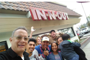 Tom Hanks tira selfies com fãs e oferece-lhes prenda de Natal antecipada