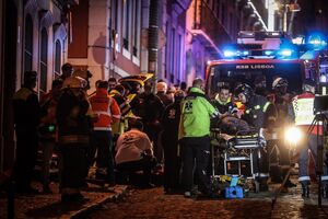 Elétrico capota na Lapa em Lisboa	
