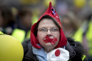 Centenas de mulheres com 'coletes amarelos' saíram para as ruas de França