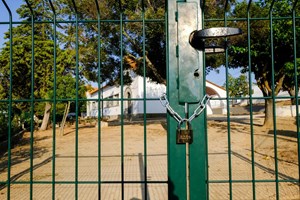 Queda de teto em escola primária de Viana suspende aulas