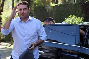 Filho de Bolsonaro pediu contratação de advogado brasileiro suspeito em fuga de informação