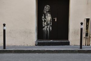 Obra de Banksy roubada do Bataclan por homens encapuzados