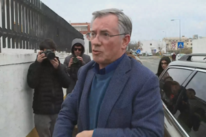 Armando Vara entrega-se na cadeia de Évora