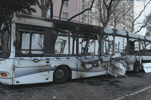Atos de vandalismo repetem-se pela terceira noite. Autocarro e ecopontos incendiados em Setúbal e Sintra	