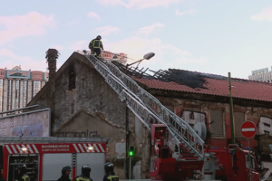 Incêndio que deflagrou em prédio de Campo de Ourique em Lisboa