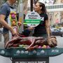 PETA faz churrasco com cão em rua de Sydney