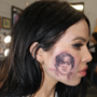 Tatua cara de Harry Styles na bochecha 