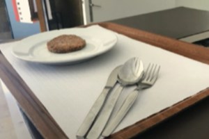 Escola Secundária do Porto serve hambúrguer como refeição e revolta alunos