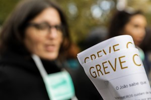 Greves estão a reduzir salários da Função Pública