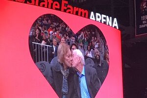 Jimmy Carter e mulher apanhados na "kiss cam" durante jogo da NBA
