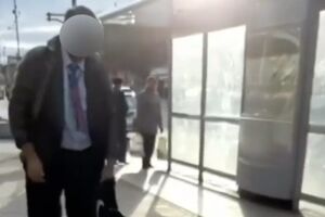 Vídeo mostra adolescente a empurrar idoso para o chão
