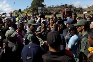 Militares venezuelanos patrulham fronteira entre a Venezuela e o Brasil, em Pacaraima