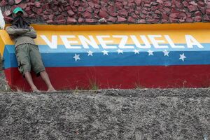 Manifestantes da Venezuela em confrontos com membros do exército