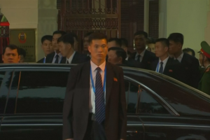 Kim Jong-un chegou a Hanói depois de três dias de viagem por terra