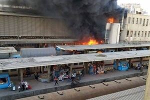 Incêndio na maior estação de comboios da cidade do Cairo, no Egipto
