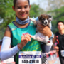 Atleta encontra cão durante maratona e cruza meta com ele na mão