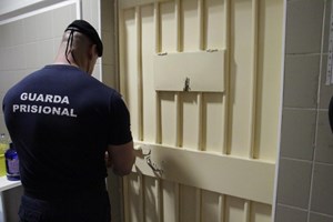 Guarda prisionais marcam greve perante 'inoperacionalidade do Governo'