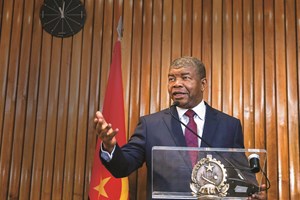 Presidente de Angola exonera três ministros