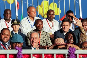 Marcelo quebra protocolo e vai ao carnaval de Luanda