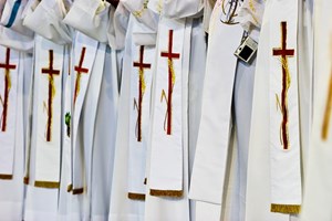 SNS ou Igreja, quem deve dar apoio psicológico às vítimas de abusos sexuais?