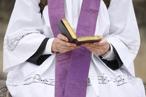 Bispo espanhol renuncia por amor a escritora satânica