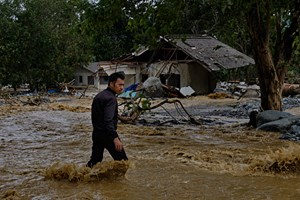 Bebé de cinco meses encontrado com vida nos escombros das cheias na Indonésia