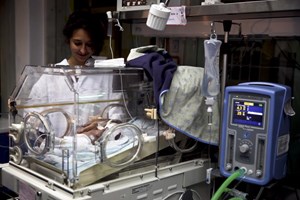 Testes a acompanhantes no parto serão assegurados por instituições de saúde
