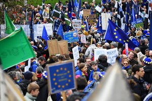 Ministros ainda dão a mão a Theresa May
