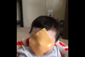 'Cheesed challenge' consiste nos pais atirarem fatias de queijo para a cara dos filhos.
