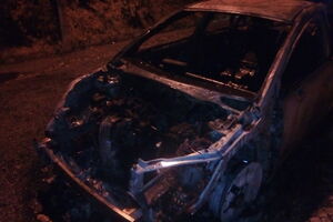 Cinco carros totalmente destruídos após incêndio em Queijas