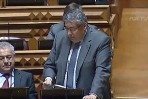 Carlos Abreu Amorim questiona deputado do PS.mp4