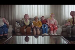 FAMILIAS HINCHABLES una mala solución para la soledad de las personas mayores.mp4