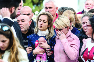 Sandra Cristina no funeral da mãe e da filha bebé